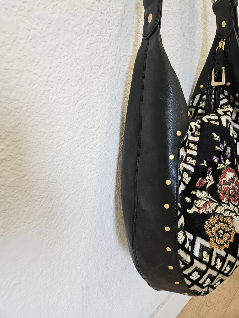 Maxx NY Vintage Floral Crest Tapestry Carpet Bag Hobo Purse Black Leather